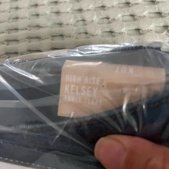 🆕KUT from the Kloth Kelsey High Waist Raw
Hem Crop Kick Flare Jeans - Picture 6 of 10